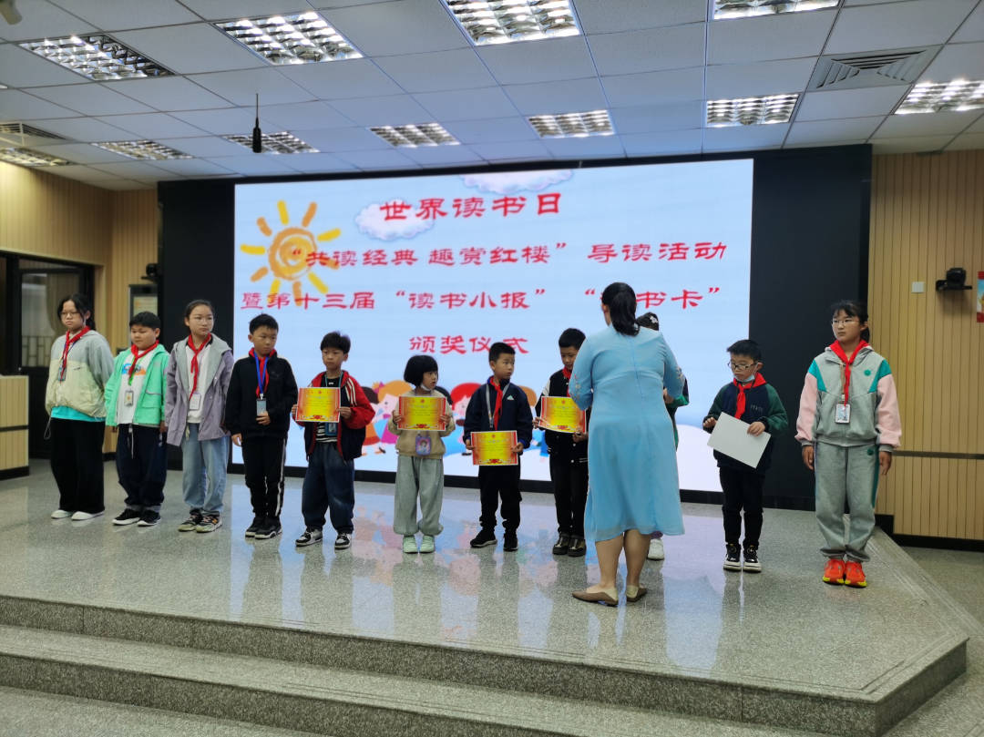 讀書小報(bào)獲獎(jiǎng)?lì)C獎(jiǎng)中.jpg