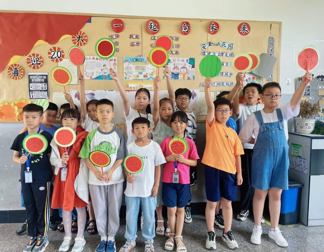 三界鎮(zhèn)中心小學(xué)暑托活動豐富多彩 之手工制作西瓜扇.jpg
