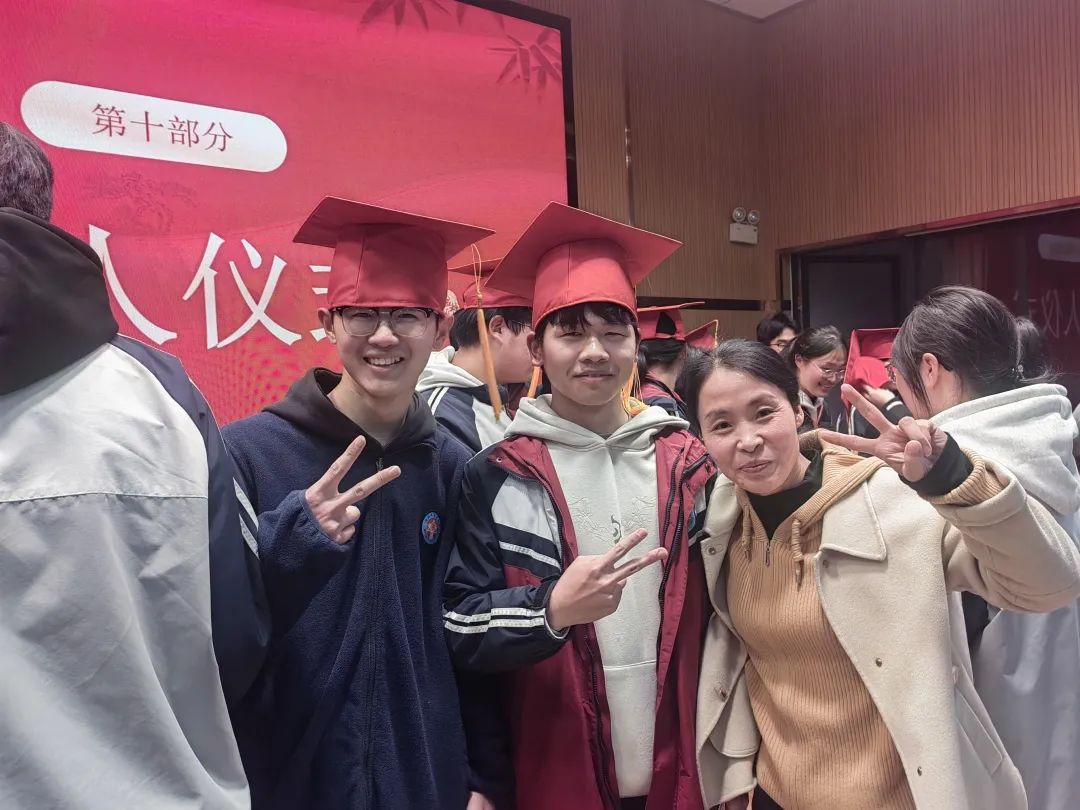 帶成人帽，送憲法.jpg